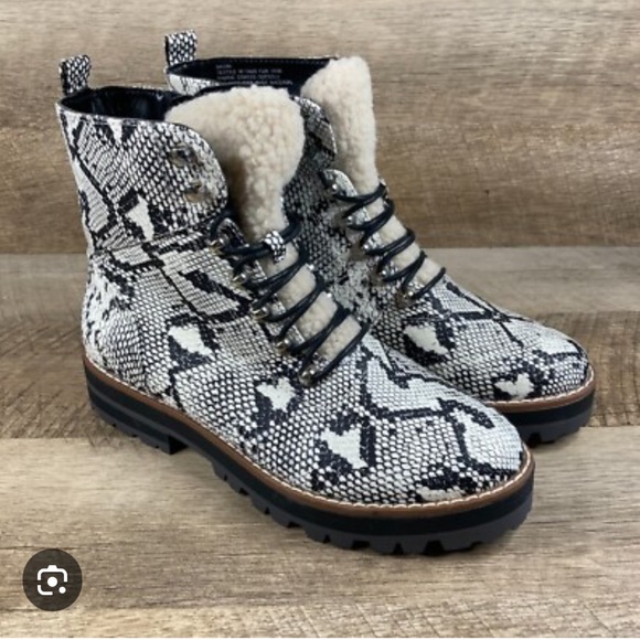 CROWN & IVY Women’s Boots Black & White Snake Print with Sherpa Lining NWOT Sz 7 - Picture 2 of 16